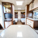 Hobby-560 WLU PRESTIGE *Långbäddar * Toalett bak-(2013)