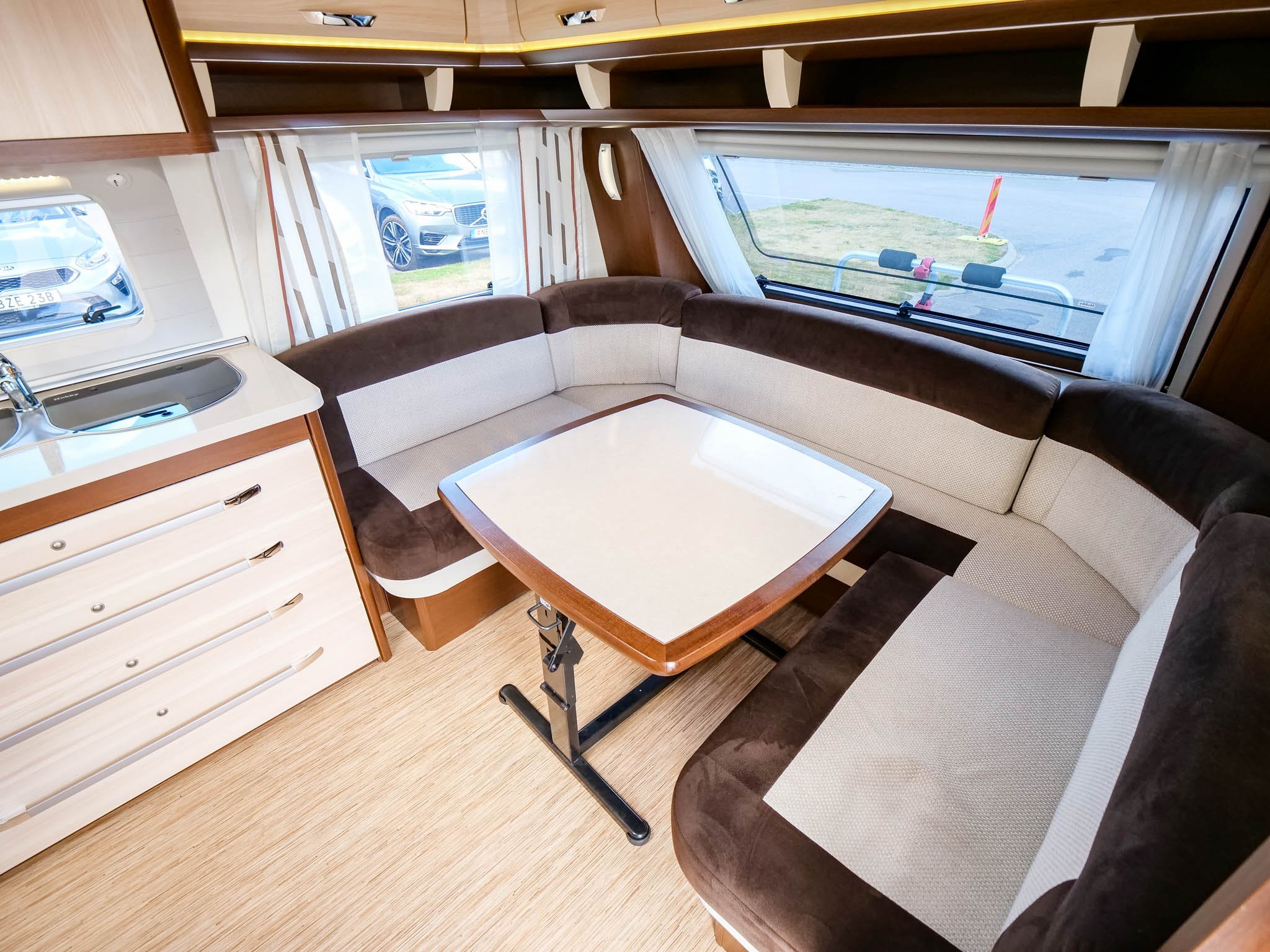 Hobby-560 WLU PRESTIGE *Långbäddar * Toalett bak-(2013)