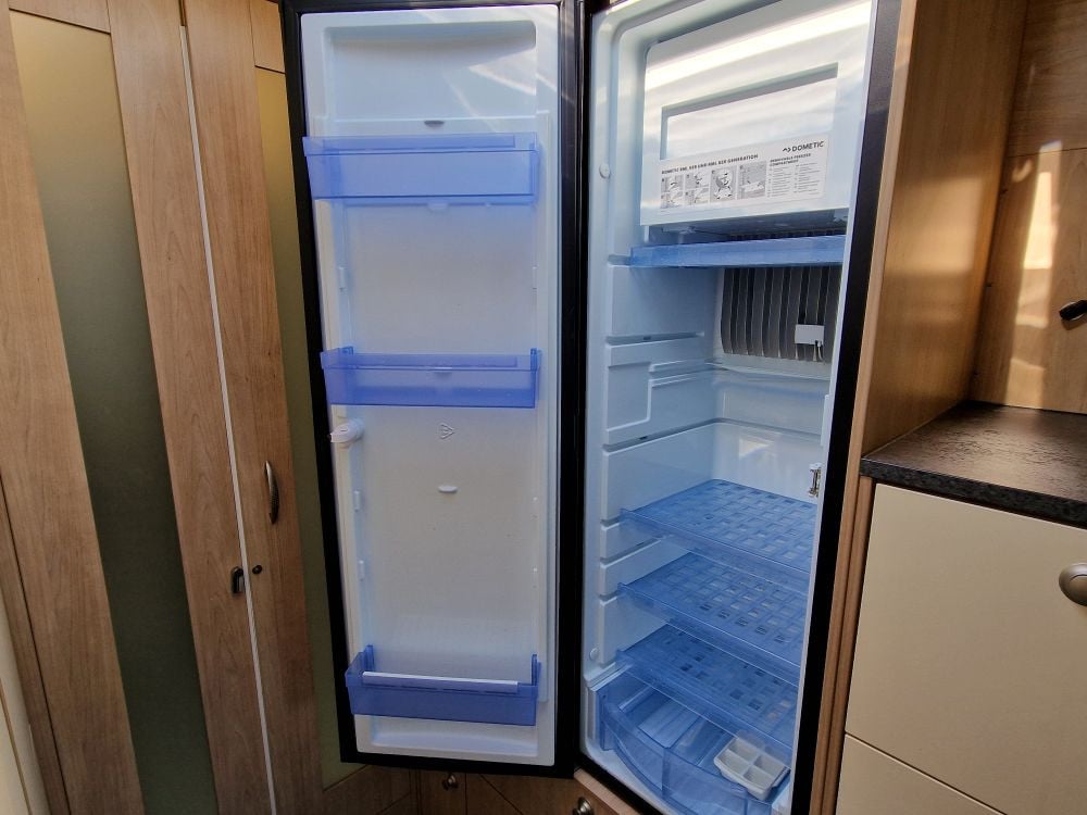La Strada-AVANTI H *Automat *Taksäng *Toa bak-(2018)-2877762