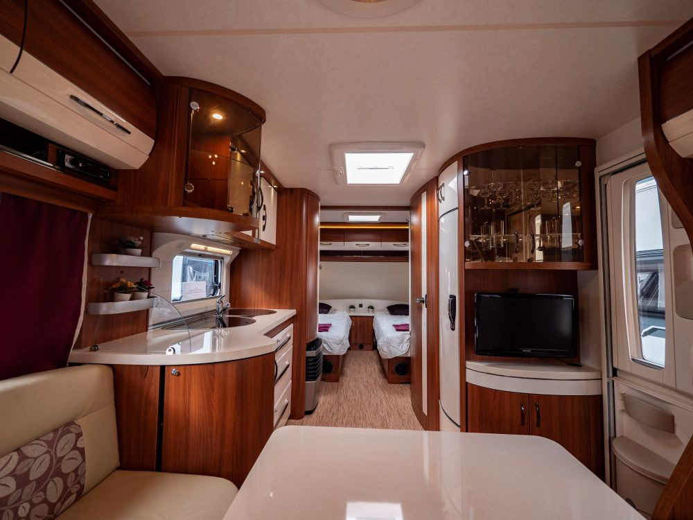 Hobby-560 UL *Långbäddar *Förtält-(2016)-2951240