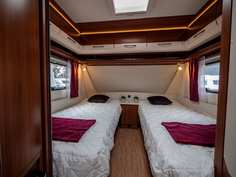 Hobby-560 UL *Långbäddar *Förtält-(2016)-2951245