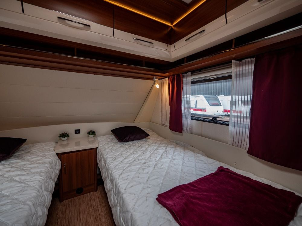 Hobby-560 UL *Långbäddar *Förtält-(2016)-2951246