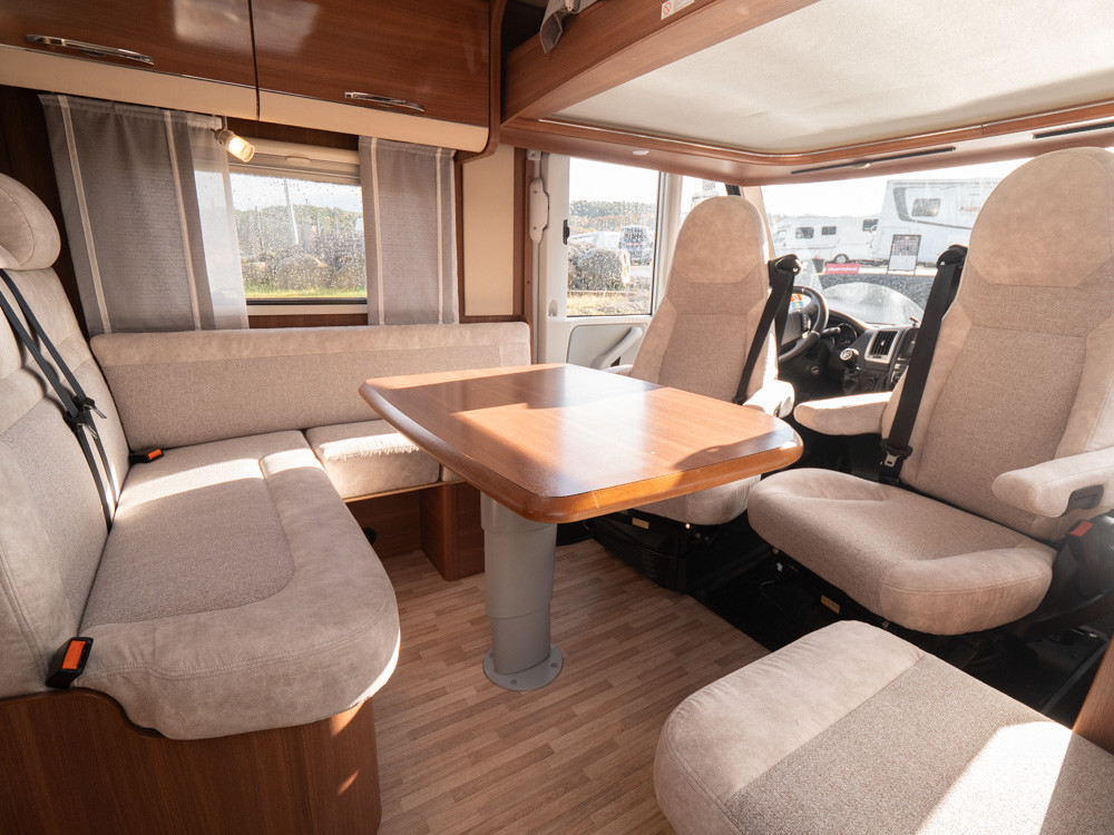 LMC-I 730 *Solcell *Queenbed *B-körkort-(2015)-2945600