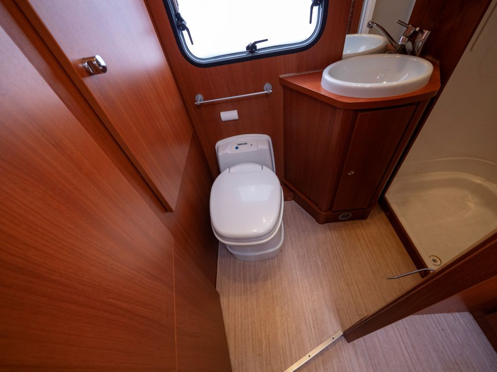 McLouis-MC4-32 *Toalett bak *Taksäng *Truma-(2012)-2955001