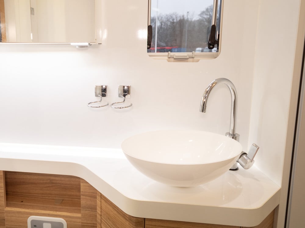 Adria-SONIC I 700 SLT *Långbäddar *Automat *ALDE-(2018)-3020935