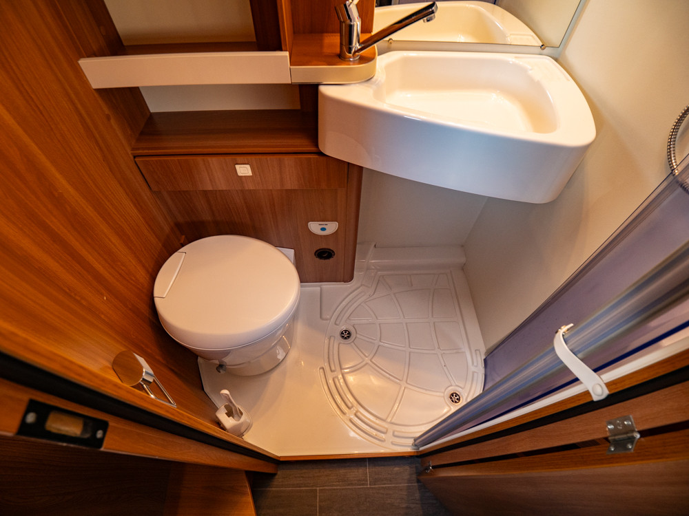 Eura Mobil-Activa One 690 HB *Truma *Solcell *Tvärbädd-(2019)-3078423