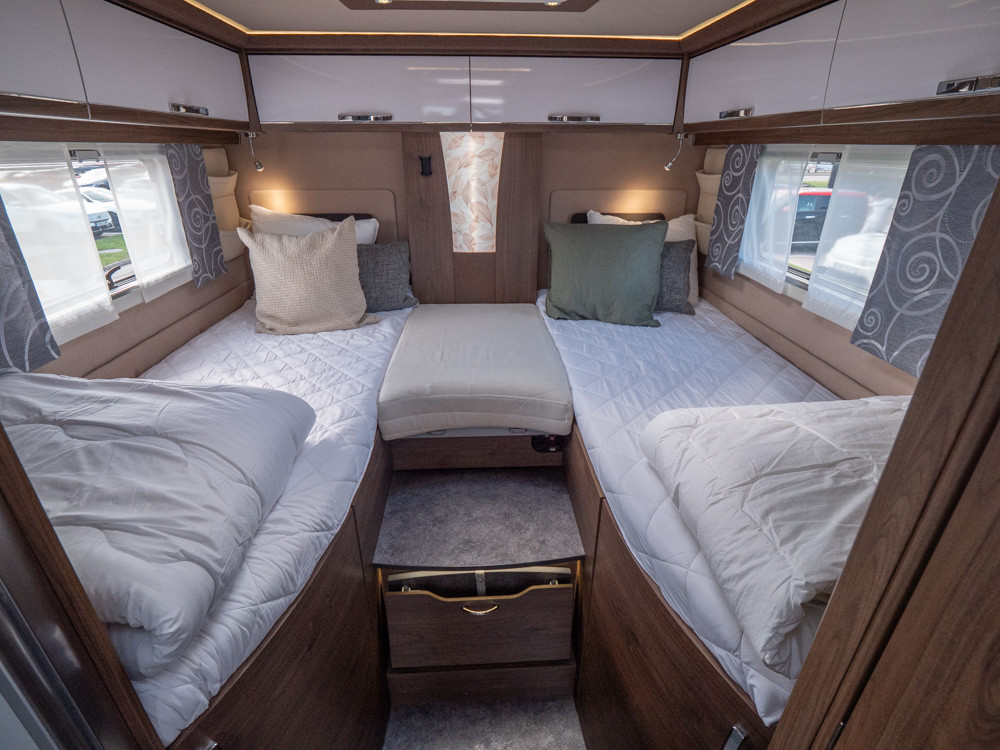 Frankia-8400 M-LINE *AC bodel *Automat *Långbäddar-(2017)-3085939