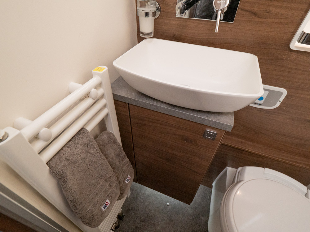 Frankia-8400 M-LINE *AC bodel *Automat *Långbäddar-(2017)-3085950