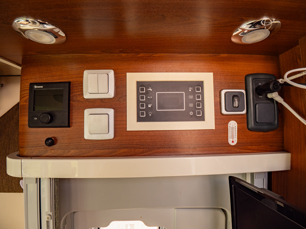 McLouis-NEVIS 878 *Queenbädd *AC bodel *Solcell-(2014)-3152407