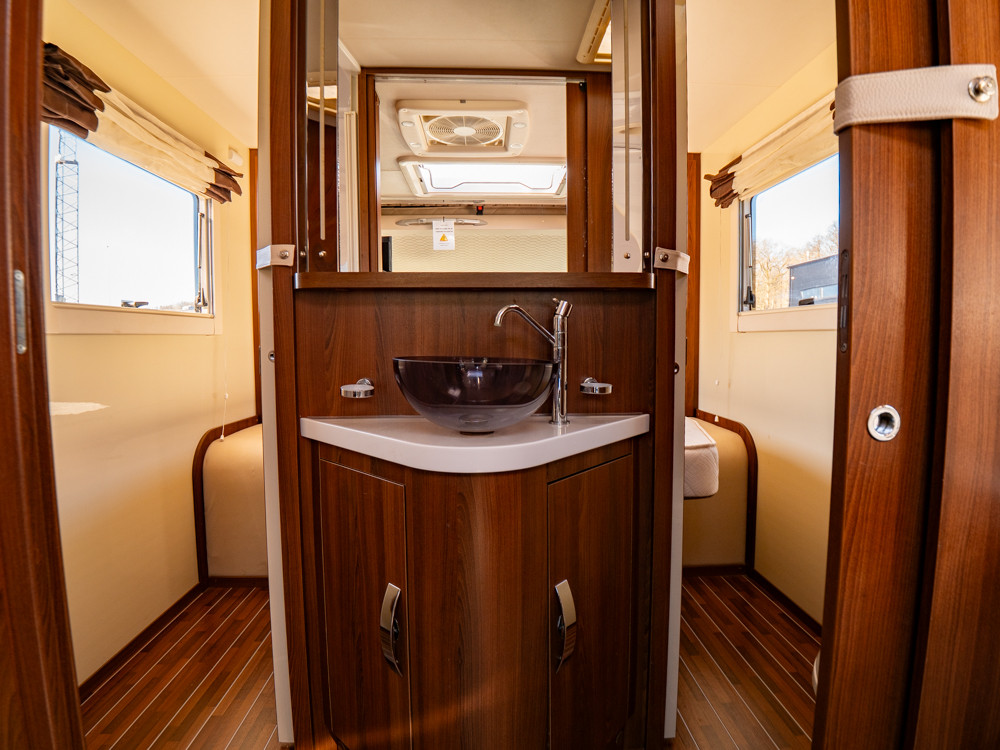 McLouis-NEVIS 878 *Queenbädd *AC bodel *Solcell-(2014)-3152413