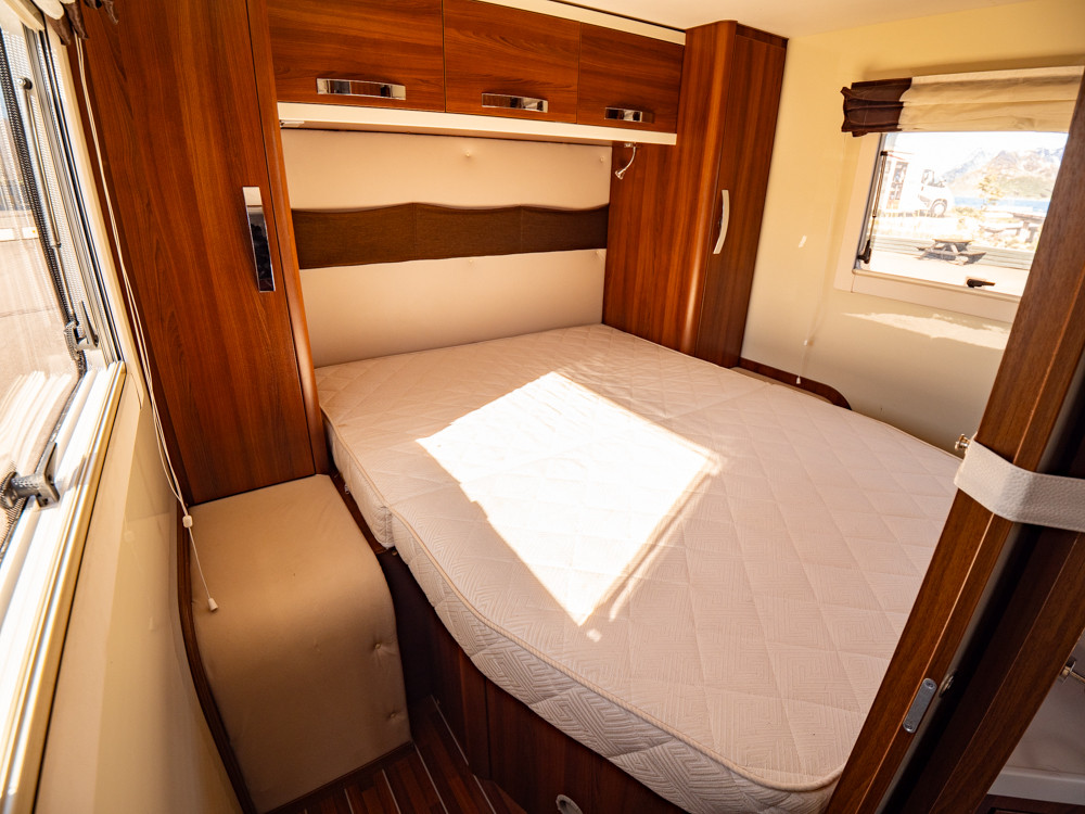 McLouis-NEVIS 878 *Queenbädd *AC bodel *Solcell-(2014)-3152403