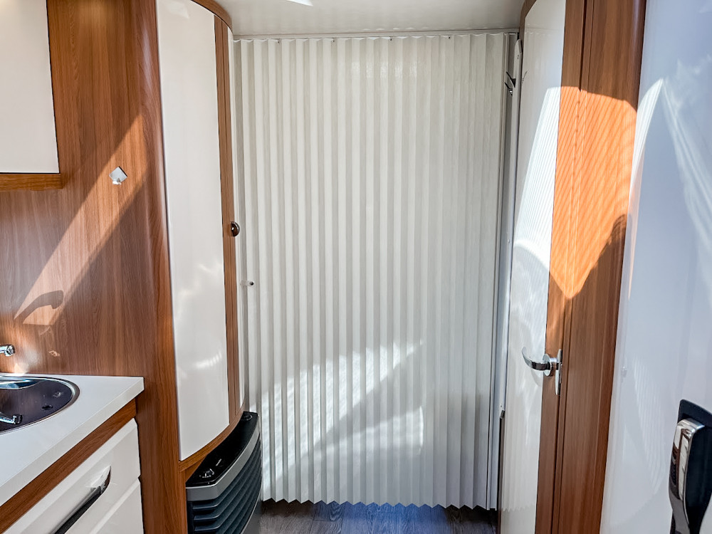 Hobby-HOBBY 560 UL EXCELLENT *Långbäddar *Mover *Cykelställ-(2015)-3136992