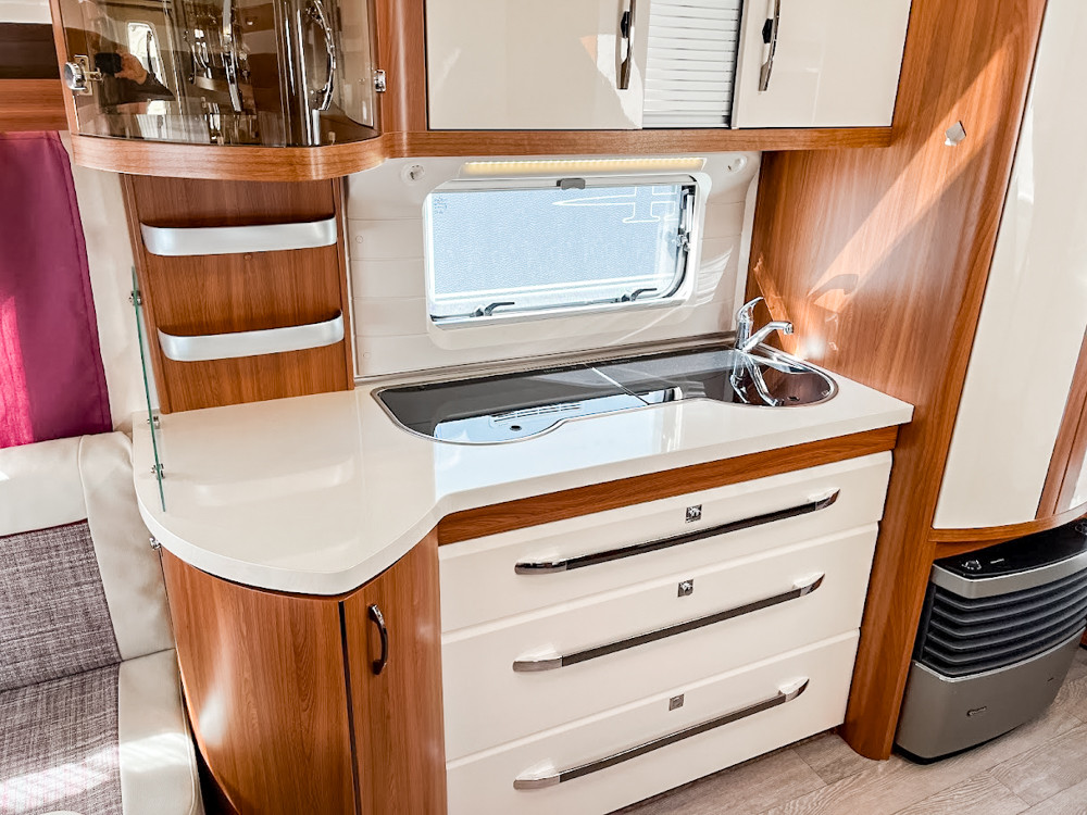 Hobby-HOBBY 560 UL EXCELLENT *Långbäddar *Mover *Cykelställ-(2015)-3136985