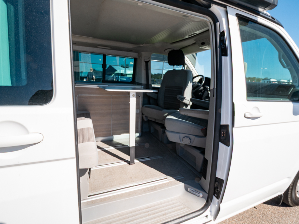 Volkswagen-CALIFORNIA-(2015)