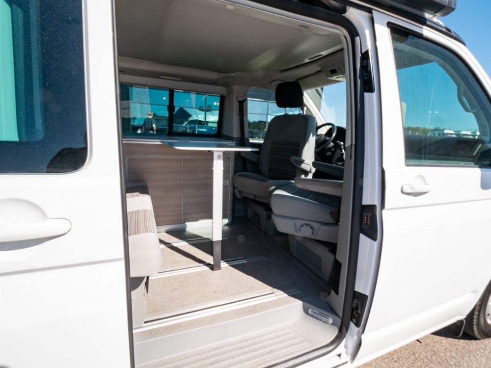 Volkswagen-CALIFORNIA-(2015)