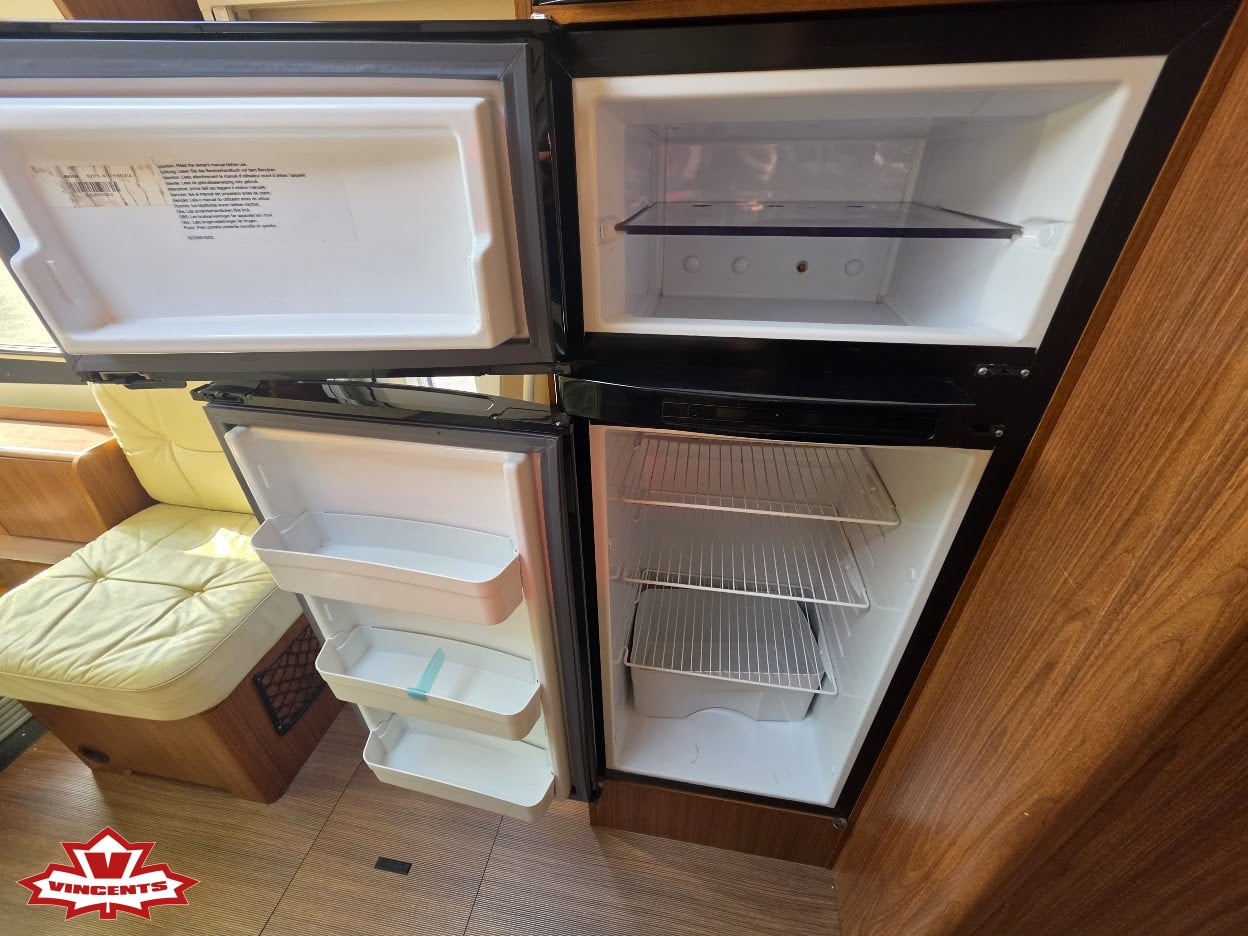 Eura Mobil-Integra Line *Automat *AC bodel *Dragkrok-(2014)