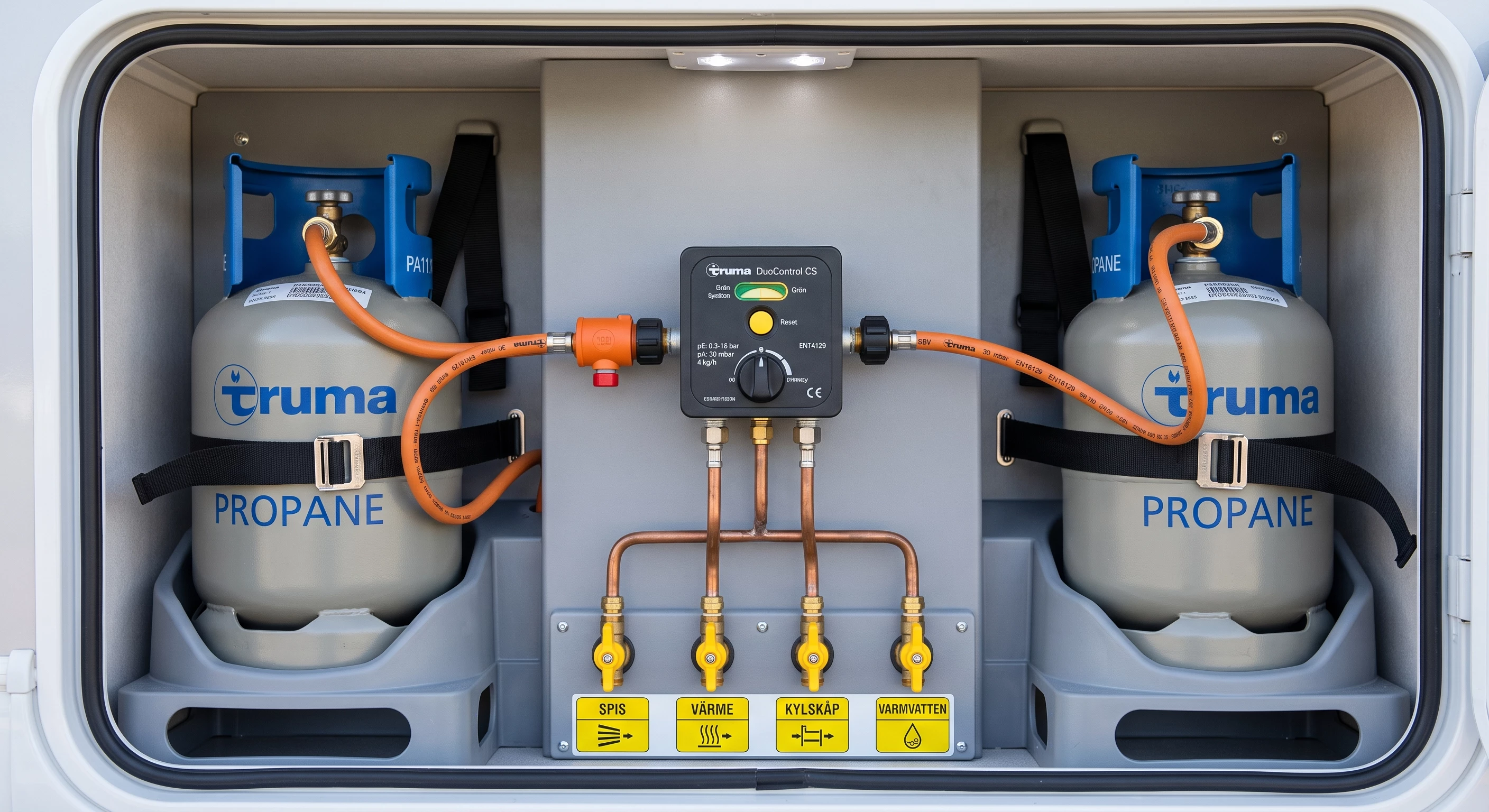 Gaskoppling och tryckregulator i en husbils gasolutrymme.